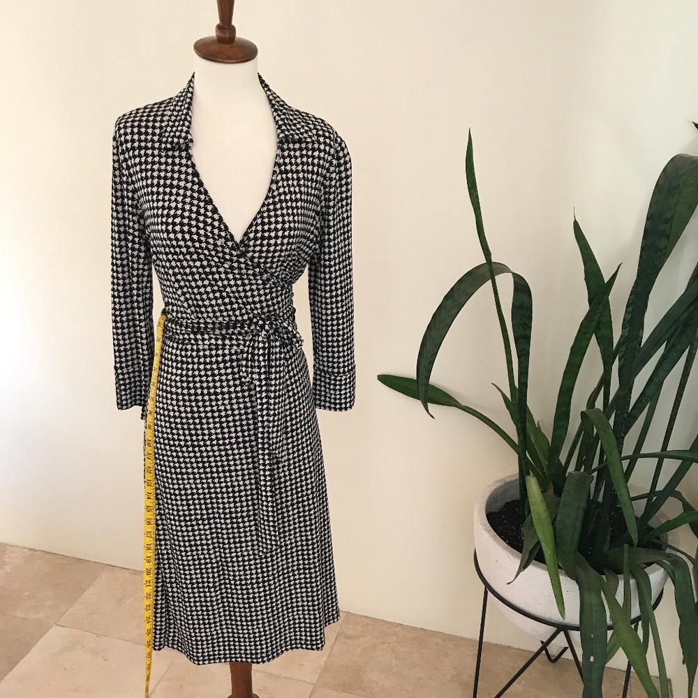 Attention Black and White Houndstooth Pattern Wrap